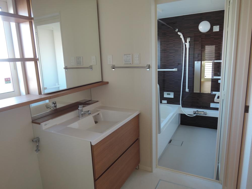 Wash basin, toilet. Washroom