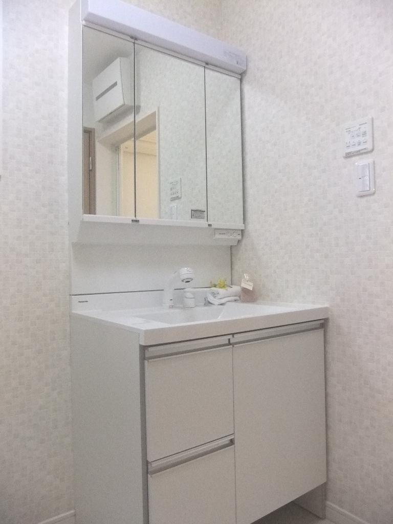 Other Equipment. There is storage space in the vanity three-sided mirror of "Ouchi Salon". Since the drawers, You can also clean storage towel ☆