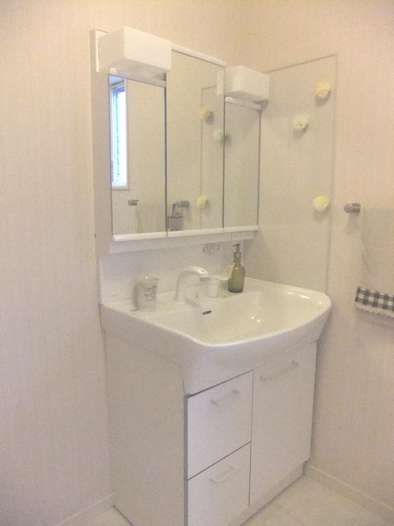 Wash basin, toilet. There is plenty of storage space on the back of the three-sided mirror ☆