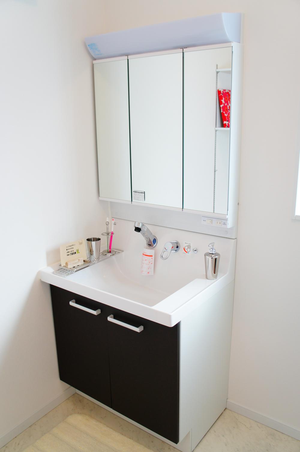 Wash basin, toilet. LIXIL Pialat