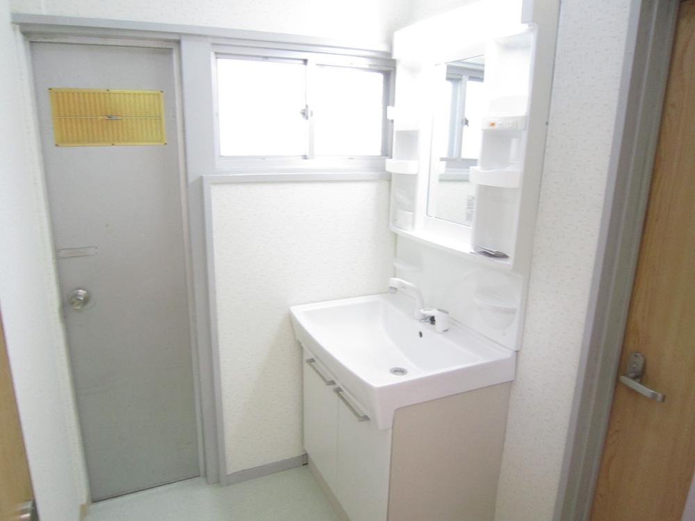 Wash basin, toilet. Local (11 May 2012) shooting