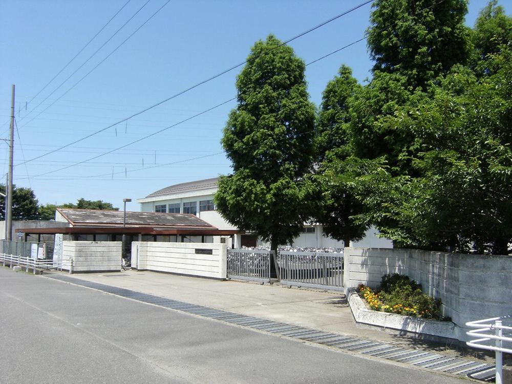 Junior high school. Yahatahigashi 600m until junior high school
