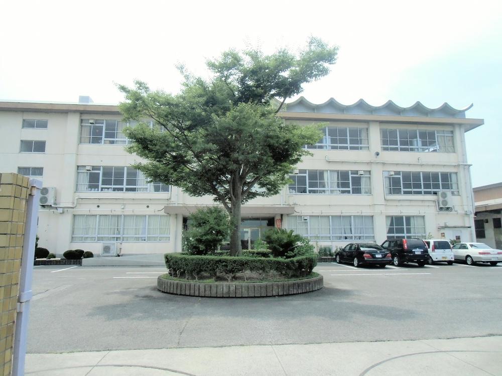 Junior high school. Yahatanishi 660m until junior high school