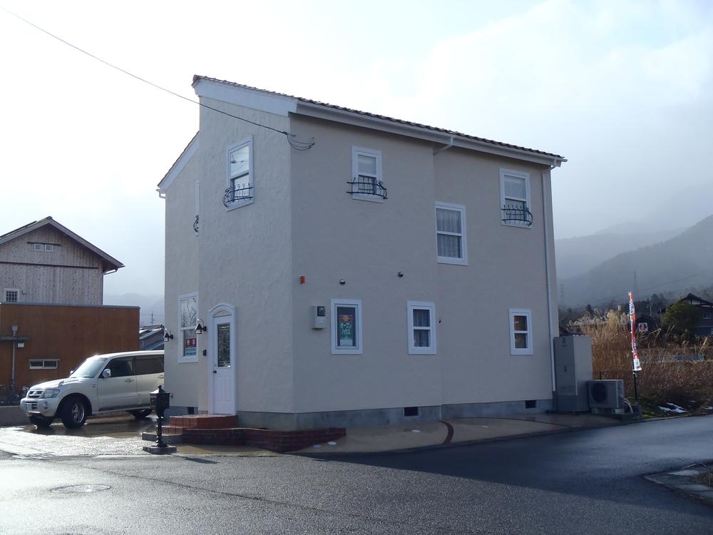 Local appearance photo. Local (11 May 2013) Shooting