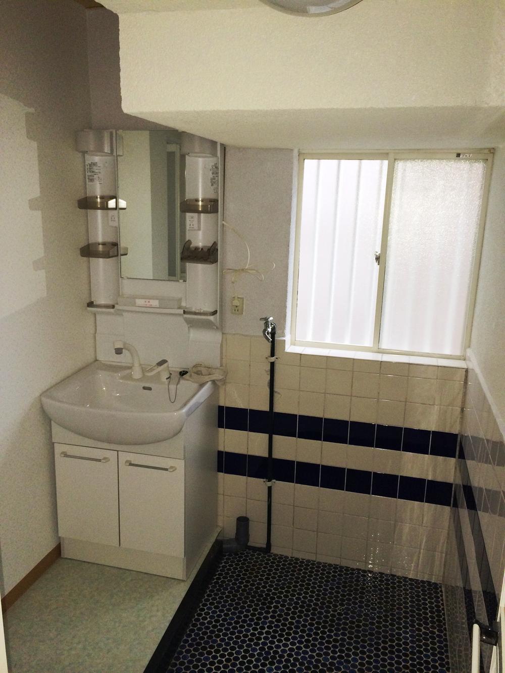 Wash basin, toilet. Indoor (11 May 2013) Shooting