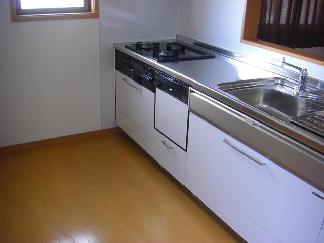 Kitchen. Face-to-face is the kitchen. 