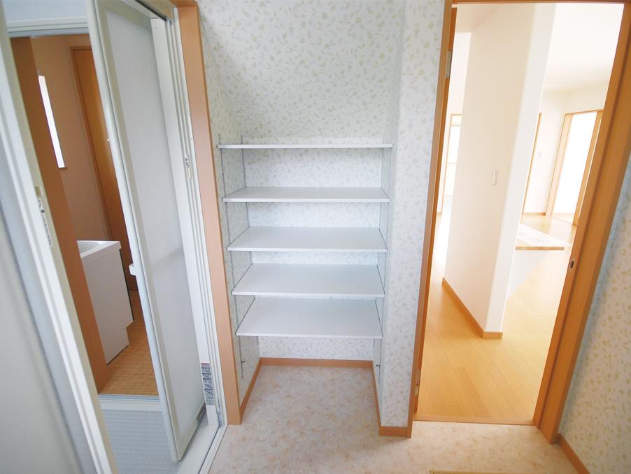 Non-living room. Storage space that effectively take advantage of the under stairs. (No. 11 locations)