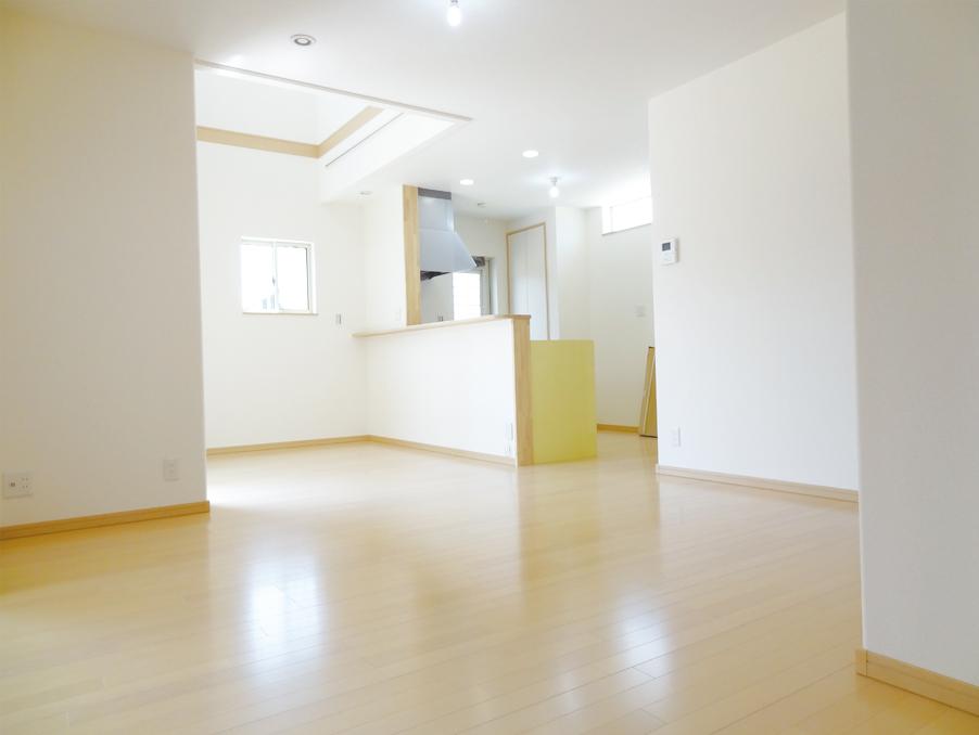 Living. 16.8 Pledge of LDK. Open enough feeling in the sunlight from the upper atrium. (No. 3 locations)