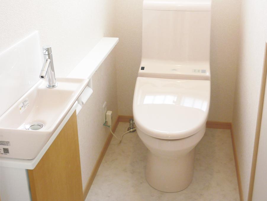 Toilet. High interior resistance with handwashing counter. (No. 3 locations)