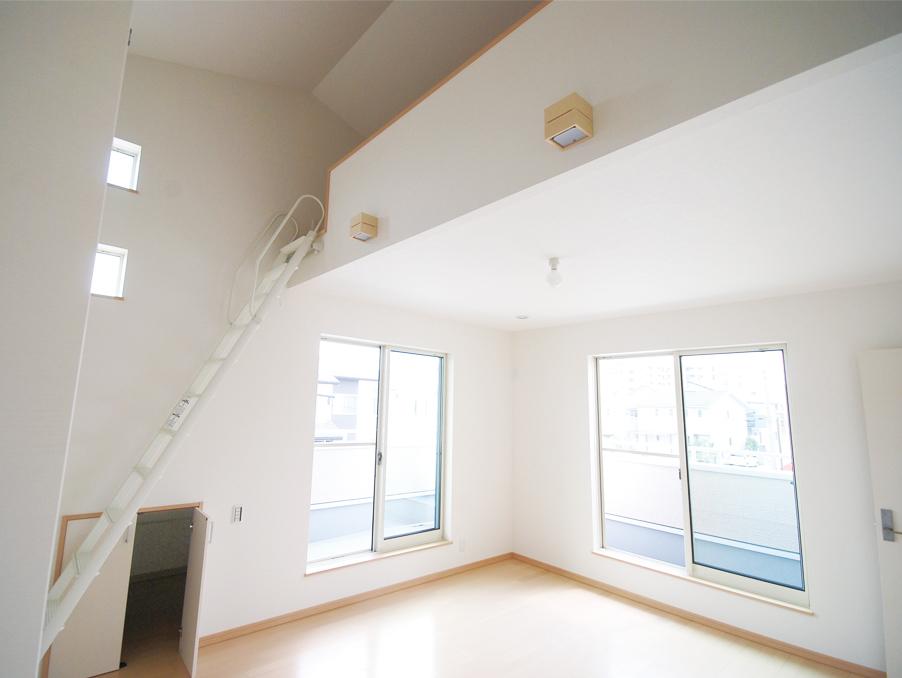 Non-living room. The master bedroom has a large closet (center), Under shop storage (photo bottom right), Installing a loft of large capacity. (No. 3 locations)