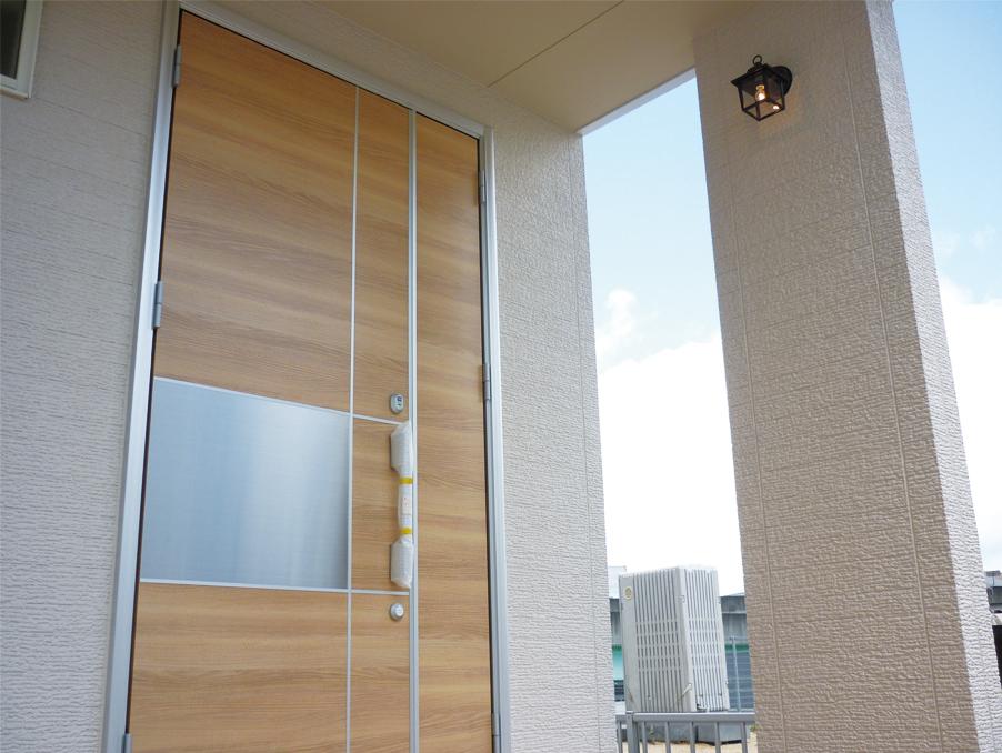 Entrance. Porch light and design door will produce a sense of quality. (No. 3 locations)