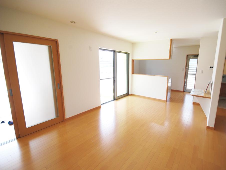 Living. 19 Pledge south-facing oblong living room ・ dining. It is a light full of clear space. (No. 11 locations)