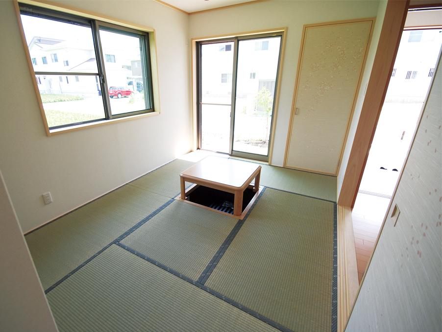 Non-living room. 6 Pledge of Japanese-style room, which was installed a moat kotatsu. Buddhist family chapel ・ It has established the alcove. (No. 11 locations)