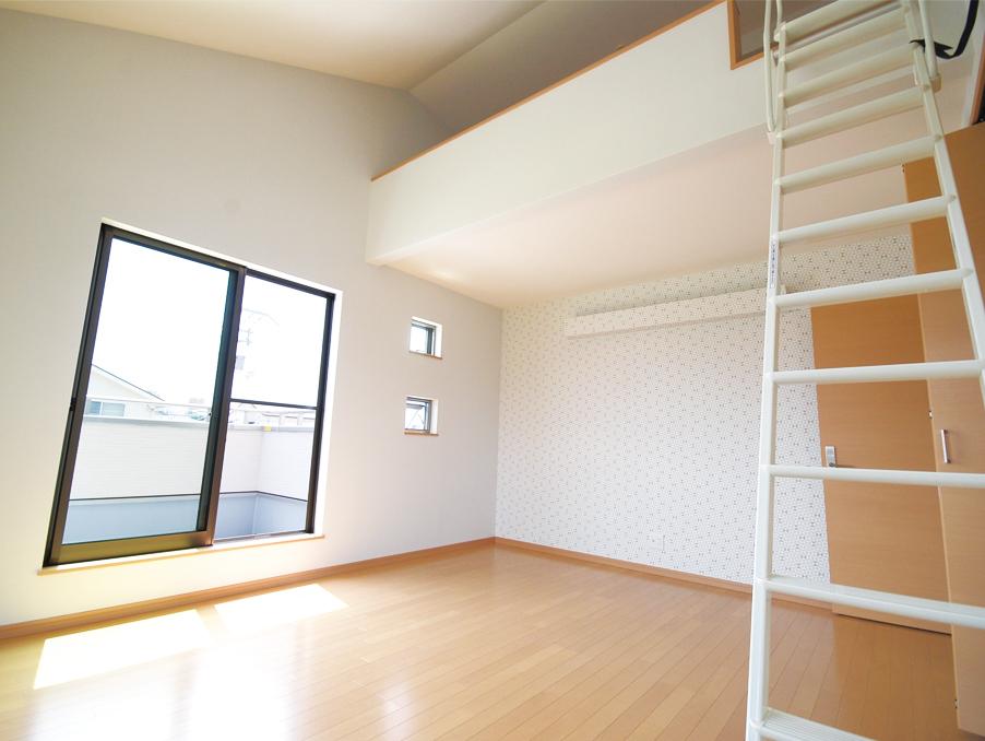 Non-living room. The main bedroom facing the south balcony, Installing the closet and loft. (No. 11 locations)