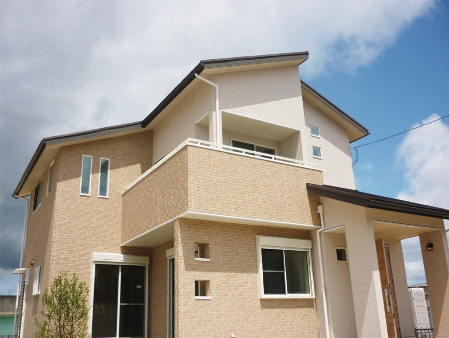 Local appearance photo. The appearance of the paste divided friendly impression of the natural outer wall tile. Design window is accented. (No. 3 locations)