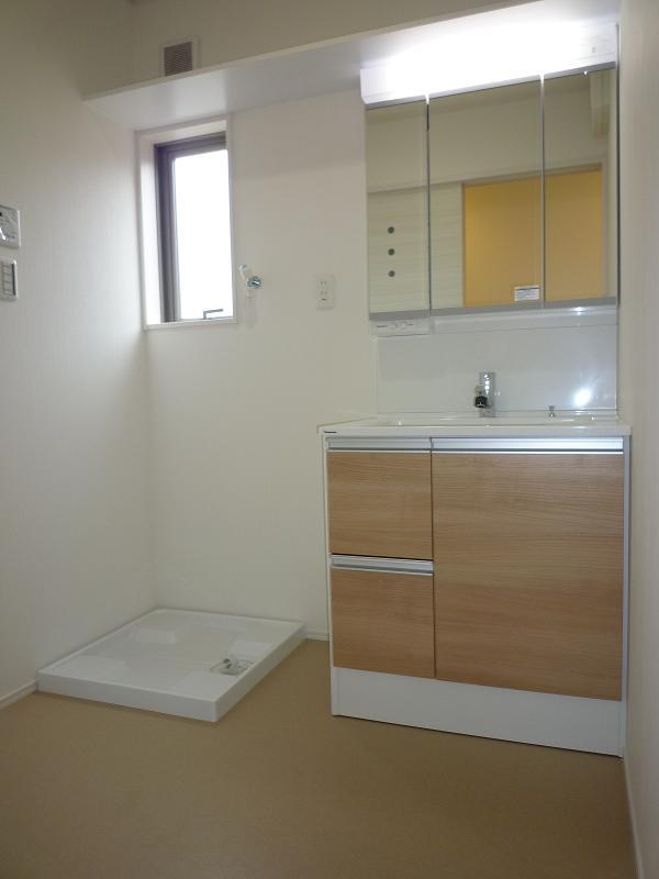 Wash basin, toilet. Indoor (March 2012) shooting