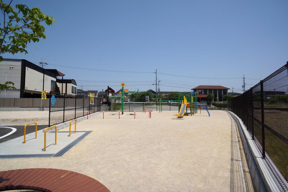 Local photos, including front road. From local (Lake Front Stage I park)