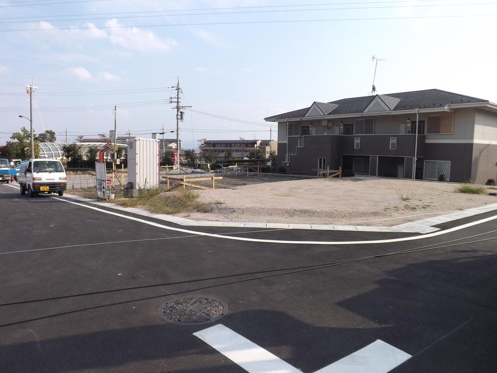 Local photos, including front road. Earth local photos, including front road