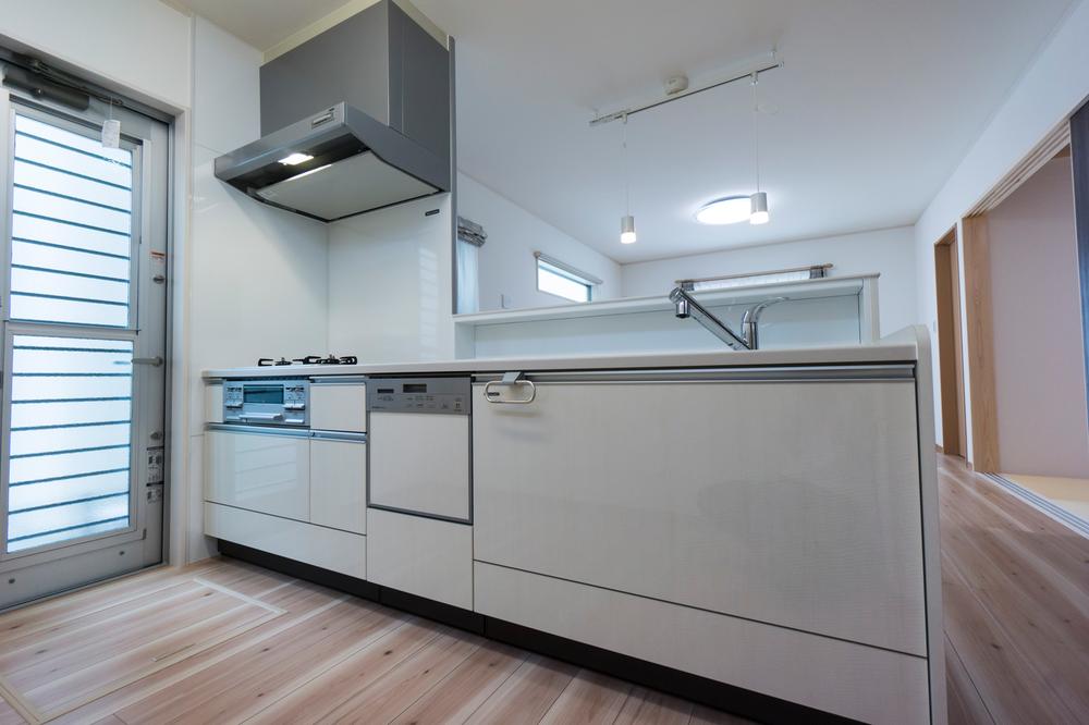 Building plan example (introspection photo). Hieitsuji stage III No. 9 areas kitchen  ・ Takara standard( I Type kitchen)  ・ counter Solid Beige  ・ With dishwasher