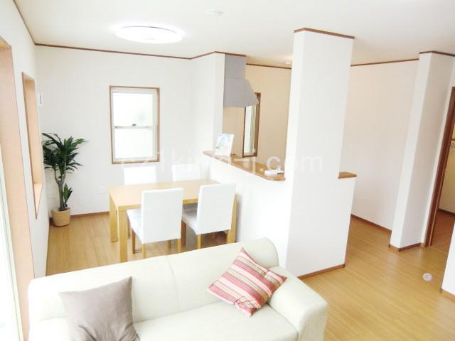 Same specifications photos (living). Same specifications photos (living) Bright living room, which was south daylight ensure Sunlight coming through four places