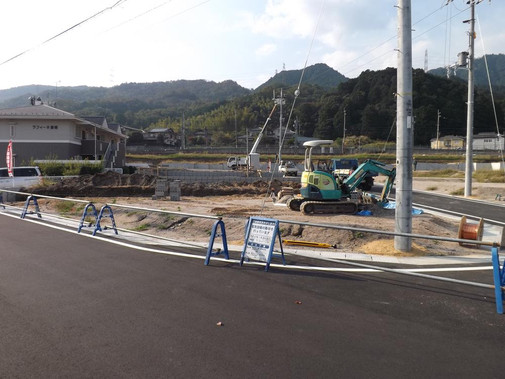 Local photos, including front road. Local streets photo