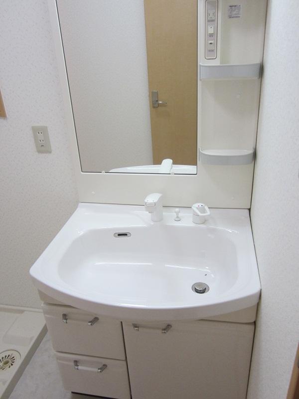 Wash basin, toilet. Room (May 2013) Shooting