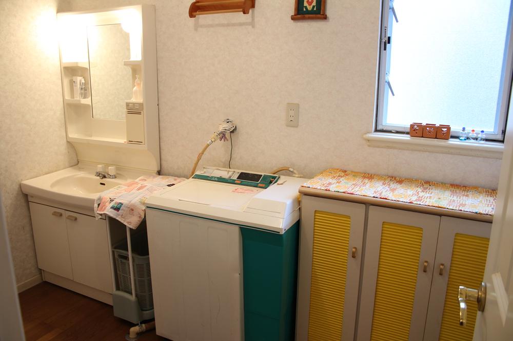 Wash basin, toilet. Indoor (12 May 2013) Shooting