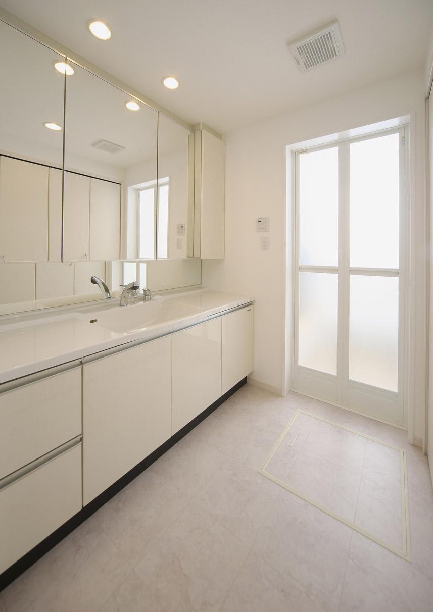 Other Equipment. Washroom of "Keihan house" anyway widely storage capacity wealth. In addition to the wash basin of a size larger than condominium, Since storage space is large for us to clean the overflow return water around in something thing. (Sale completed dwelling unit)