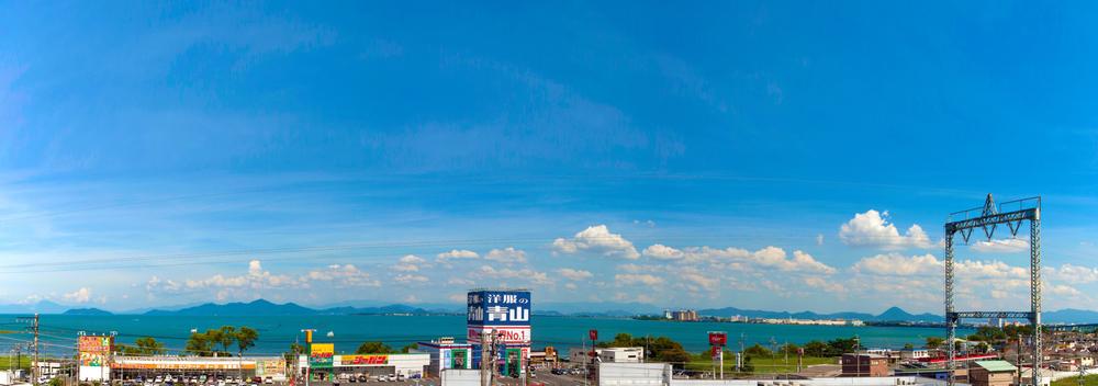 View photos from the dwelling unit. Lake Biwa, Located on a hill to feel the sky near the "Nozomi Residential Quarters". Luxurious daily life to send overlooking the Lake Biwa that would turn now is look at the seasons. By all means, please experience this superb view.