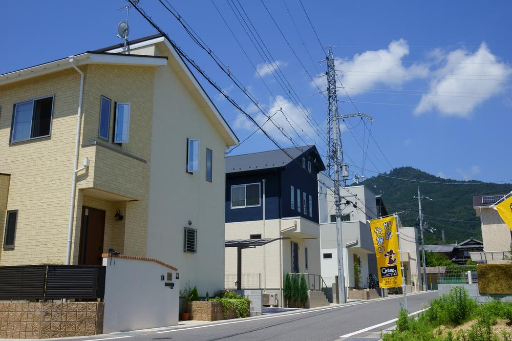 Local photos, including front road. The rest is 3 compartment! Land 2 compartment without building conditions, It is a ready-built housing 1 compartment.