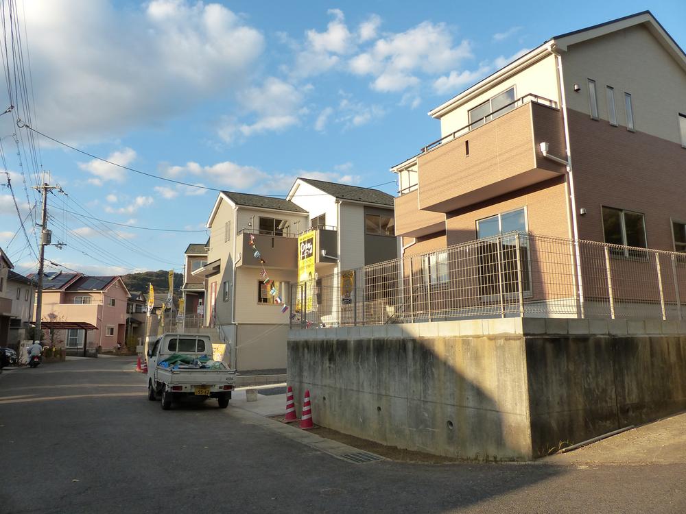 Local photos, including front road. All four compartment! Imposing completed!