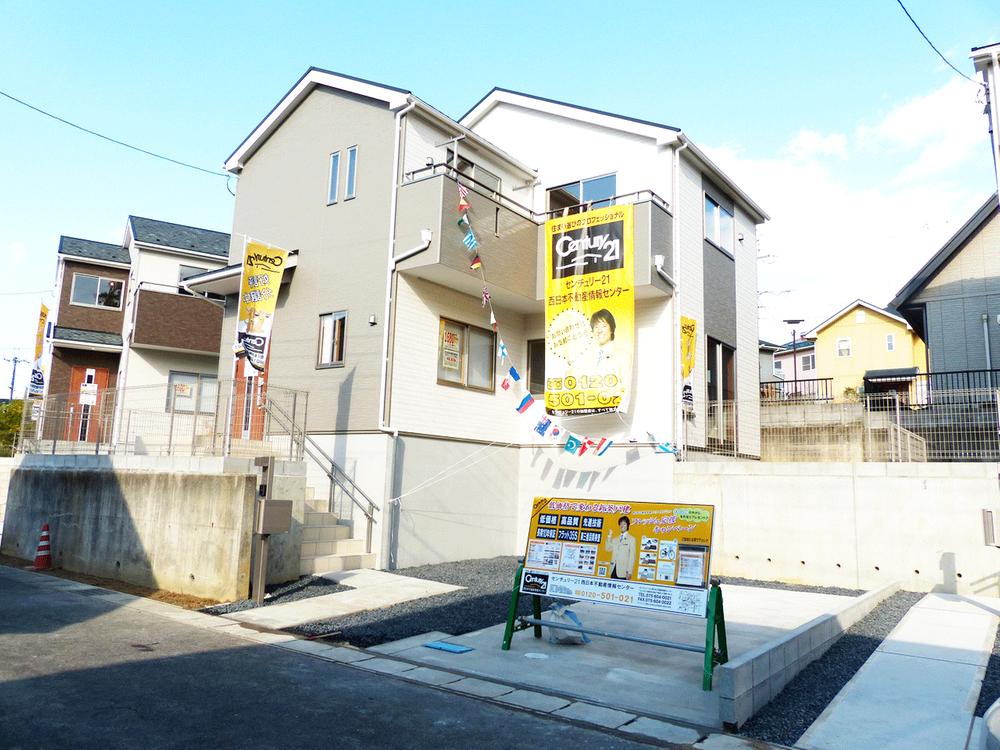 Local appearance photo. Local appearance photo front road 6M! Parking two Allowed!