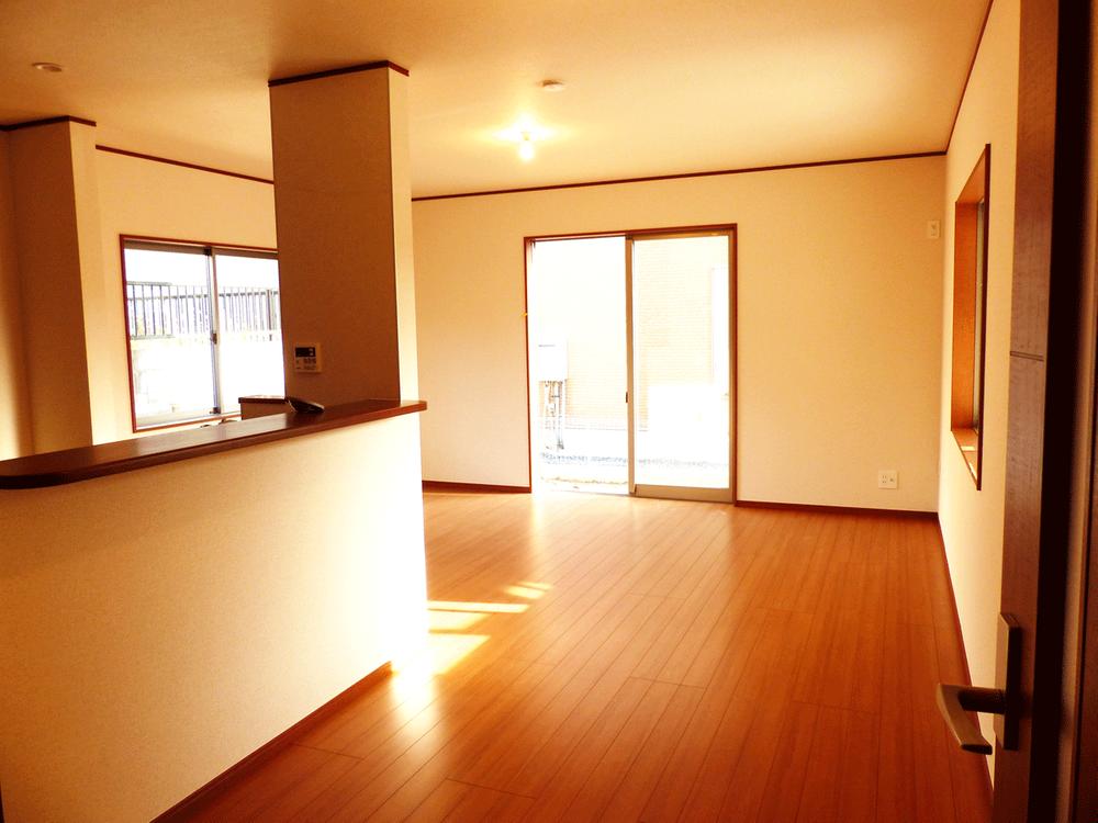 Living. Local photos (living) South daylighting! Bright living room!