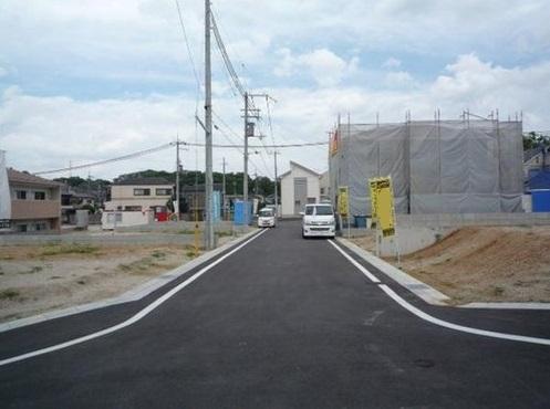 Local photos, including front road. Construction before photo