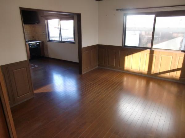 Living. It becomes a shade of calm in the dark brown flooring.