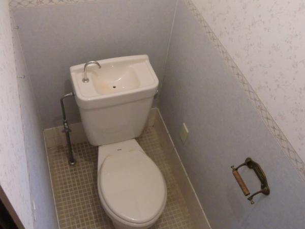 Toilet. New to the toilet of TOTO. Floor also replaced with a warm.