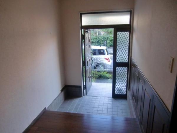 Entrance. Entrance part is re-covering the cross, Flooring performs YoshiSo, It will clean.
