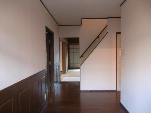 Entrance. From the hall part, Also directly into the Japanese-style room to LDK.