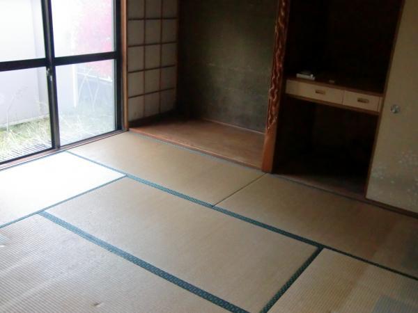 Non-living room. Japanese-style alcove also widely, Since it also overlooks the south side of the garden, I think also there is whether to enjoy the gardening. Tatami are all replaced by new.