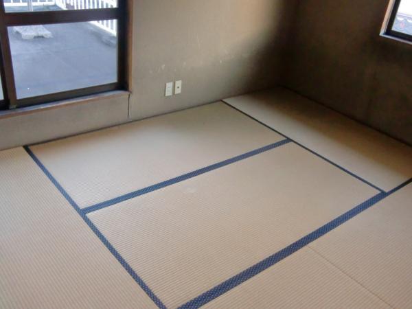 Non-living room. Second floor Japanese-style room is I think useful to you there is also a closet storage. Tatami also also re-covered wall so please do not worry.