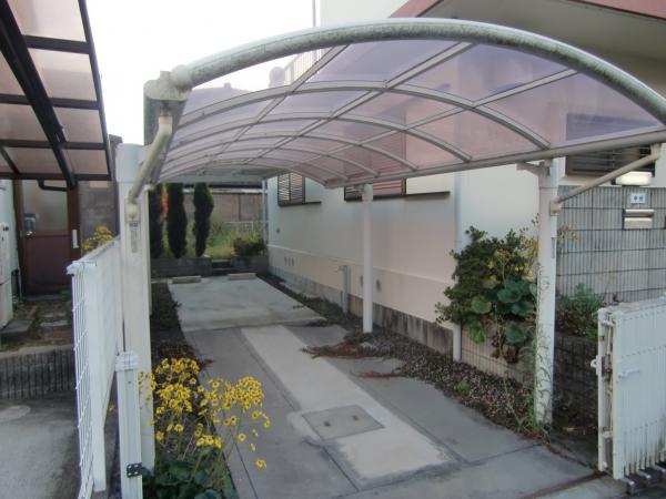 Parking lot. Parking spaces are parked two in tandem, Since the back there is also a bollard, You can park in peace.