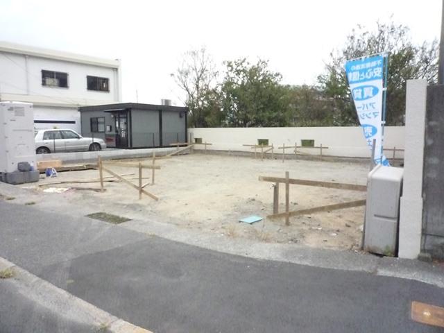 Local photos, including front road. Construction before