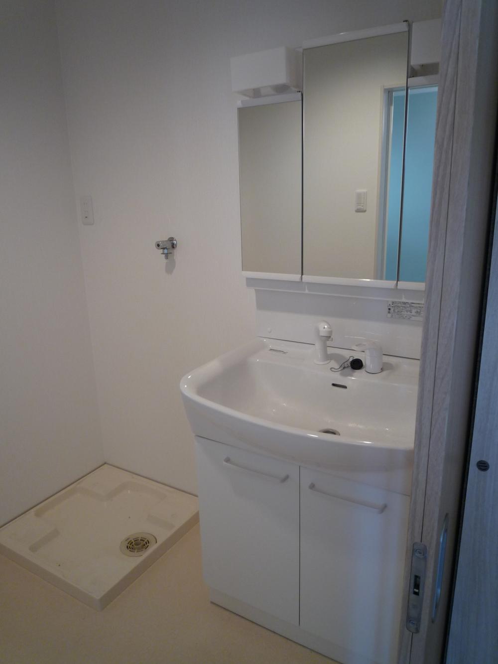 Wash basin, toilet. Local (09 May 2013) Shooting