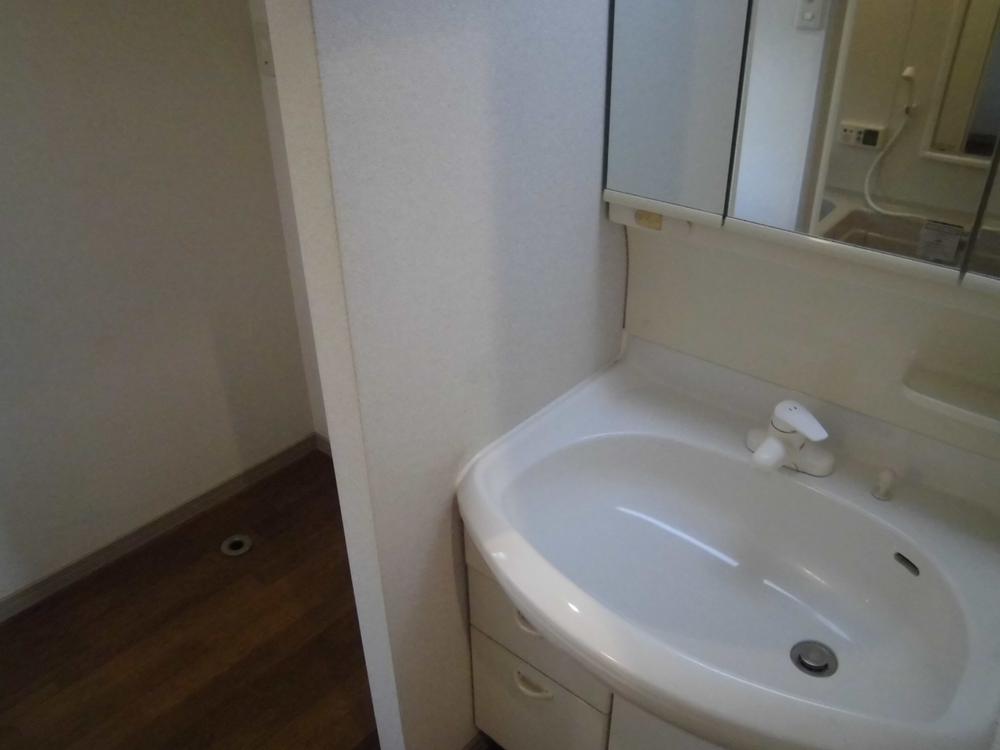 Wash basin, toilet. Indoor (12 May 2012) shooting