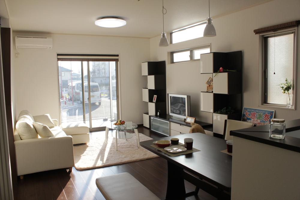 Living. Model house (Hieitsuji stage III No. 15 locations) ~ Home of the flow of the raw activity line ~ Please feel free to contact us If you preview wish us.