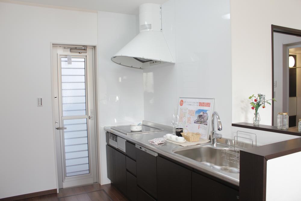 Kitchen. Model house (Hieitsuji stage III No. 15 locations) Kitchen Specification ・ WOODONE / New Suijii ・ counter / Stainless hairline ・ With dishwasher