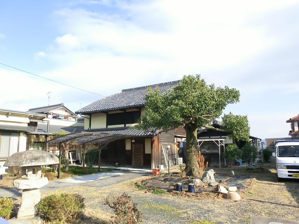 Local appearance photo. Local (11 May 2012) shooting