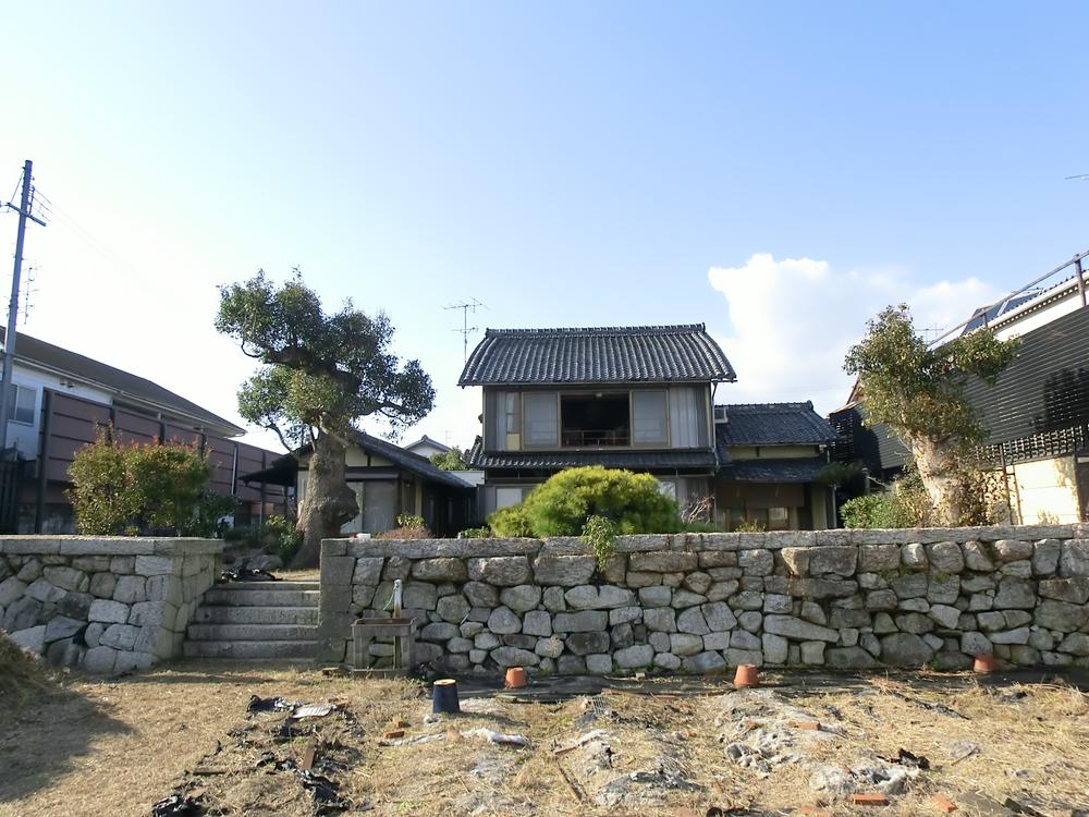 Local appearance photo. Local (11 May 2012) shooting