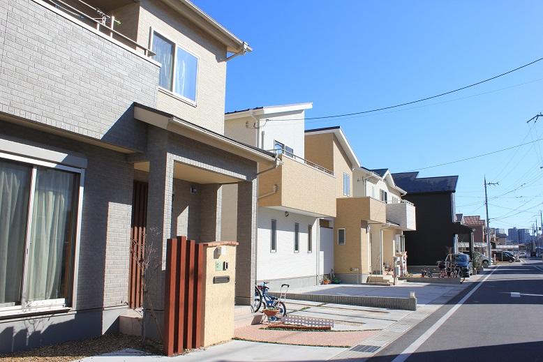 Local photos, including front road. You can also easily car of Rigo in local photo (H26.1.7 shooting) front road spacious 6m!