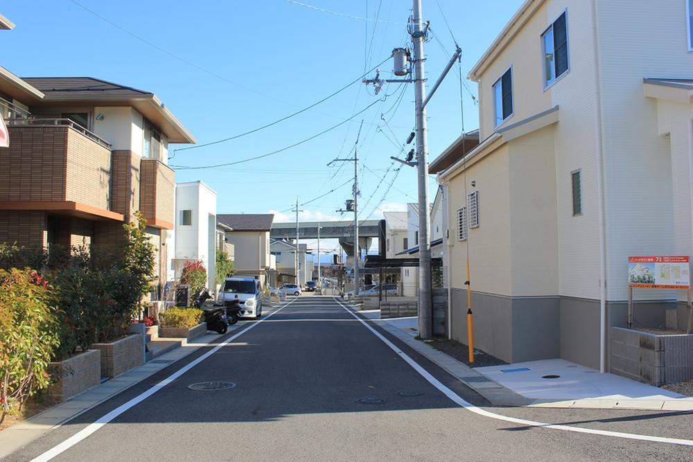Local photos, including front road. Bird Town Karasaki cityscape photo